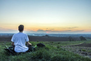 Una persona sentada mirando el horizonte