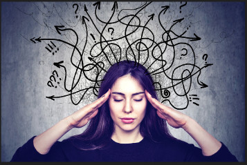 Una cabeza de la que le salen flechas y signos de admiración, simulando el estrés mental