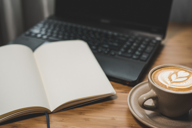 cafe libreta y ordenador